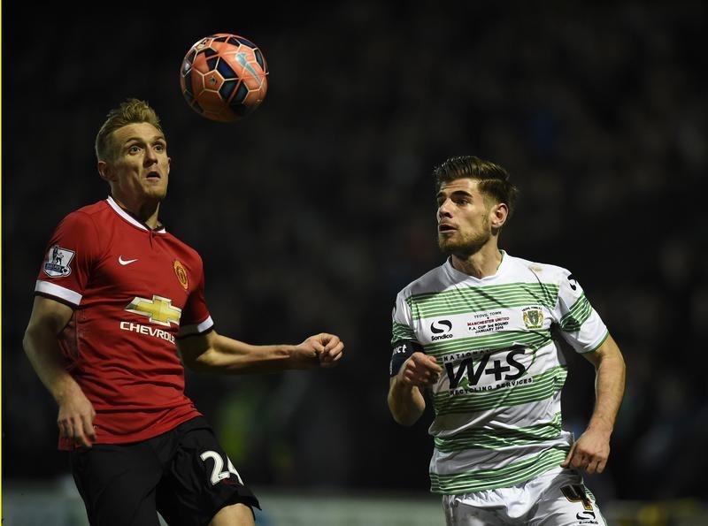 © Reuters. Joseph Edwards of Yeovil and Darren Fletcher of Manchester United chase the ball during their FA Cup third round soccer match at Huish Park, Yeovil, western England