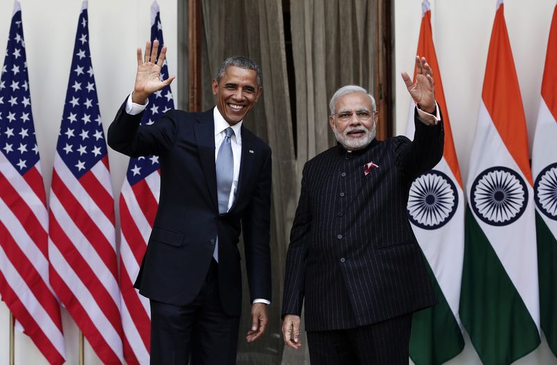 © Reuters. U.S. President Obama and India's Prime Minister Modi wave during a photo opportunity ahead of their meeting at Hyderabad House in New Delhi