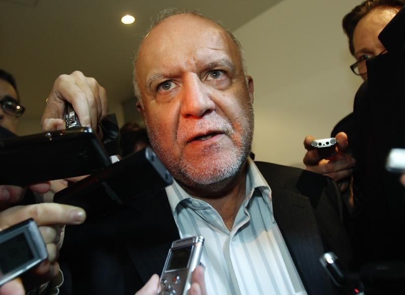 © Reuters. Iranian Oil Minister Zanganeh talks to journalists as he arrives at his hotel ahead of an OPEC meeting in Vienna