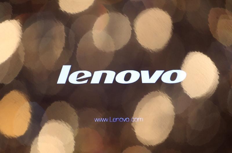 © Reuters. Логотип Lenovo на мониторе компьютера в Гонконге