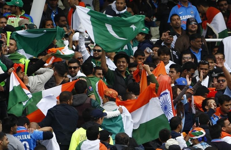 © Reuters. India and Pakistan fans fly flags during a rain break in their ICC Champions Trophy group B match at Edgbaston cricket ground in Birmingham