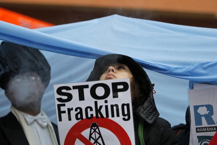 © Reuters. Люди на акции протеста против планов добычи сланцевого газа компанией Chevron в Румынии