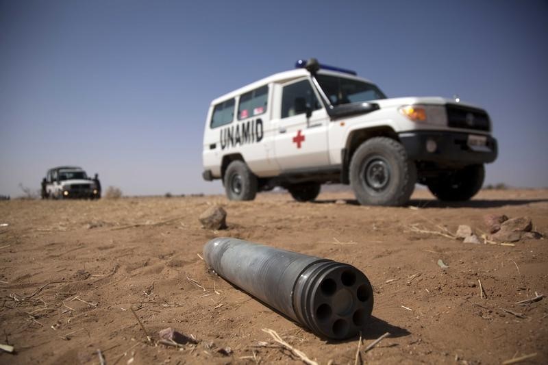 © Reuters. Автомобиль миссии ООН UNAMID у не взорвавшегося снаряда в северном Дарфуре