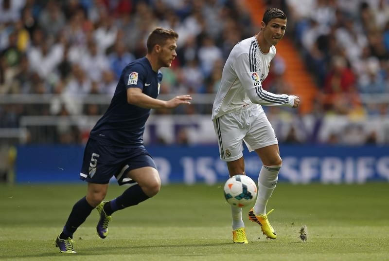 © Reuters. El jugador portugués Antunes se marcha del Málaga al Kiev