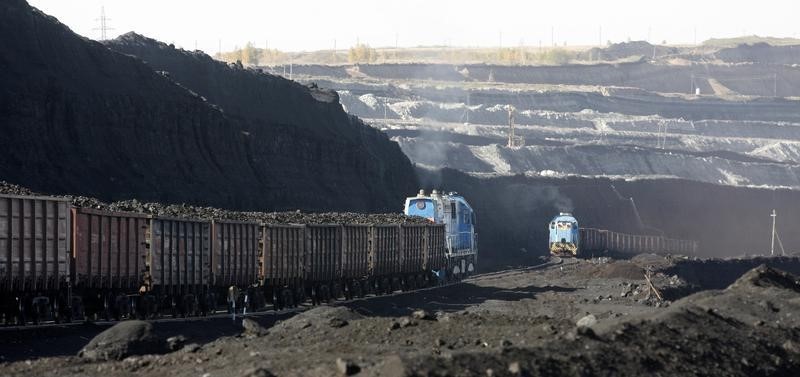 © Reuters. Составы с углём на угольном разрезе Бородинский близ Бородино к востоку от Красноярска