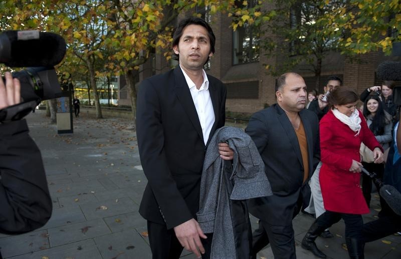 © Reuters. Pakistan cricketer Asif leaves Southwark Crown Court for a lunch break where he has been found guilty of the charge of conspiracy to cheat in London