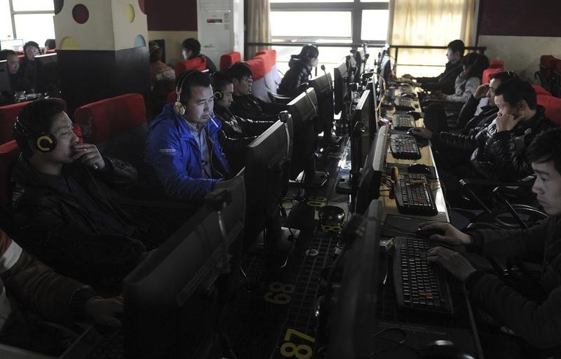 © Reuters. Customers use computers at an internet cafe in Hefei