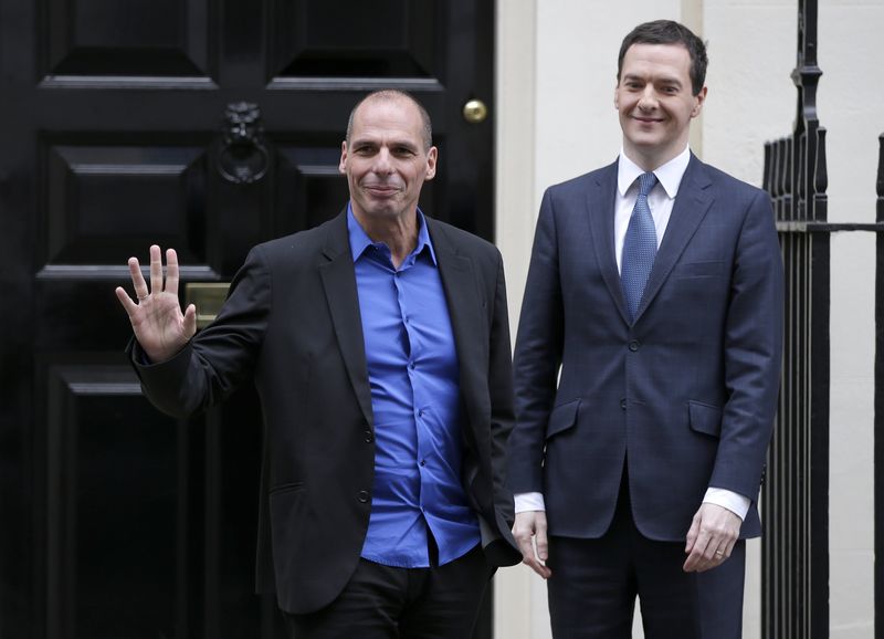 © Reuters. Ministro das Finanças grego, Yanis Varoufakis, e ministro das Finanças britânico, George Osborne, em Downing Street, em Londres