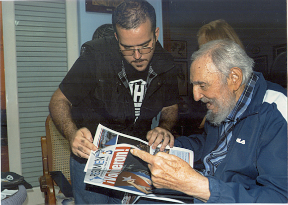 © Reuters. Ex-líder cubano Fidel Castro e líder estudantil Randy Perdomo em encontro em Havana