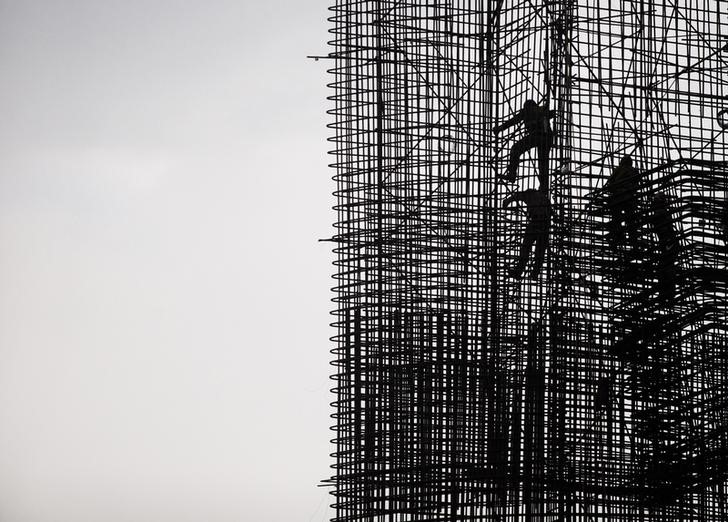 © Reuters. Operários na construção da hidrelétrica Teles Pires em Paranaíta, no Mato Grosso