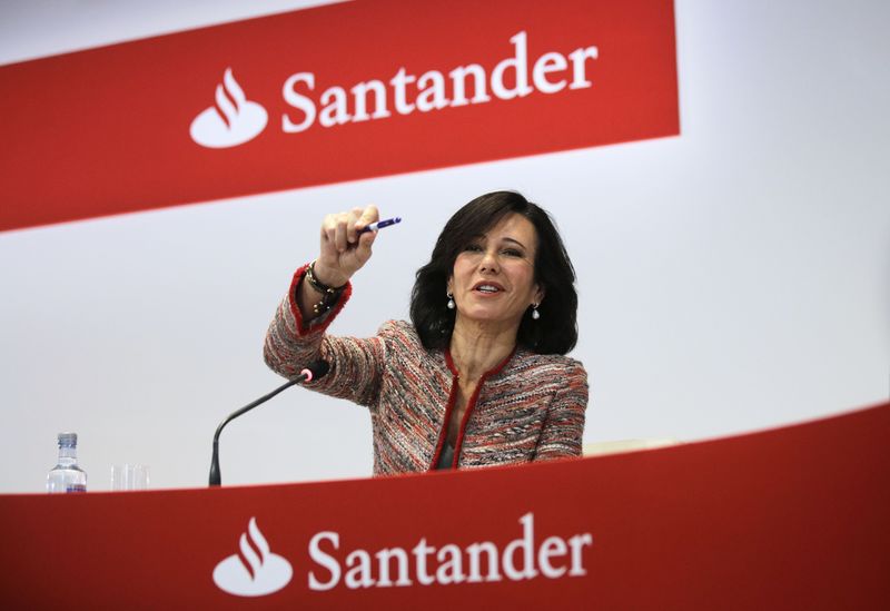 © Reuters. Santander eleva un 39% su beneficio en 2014, España entra en beneficios
