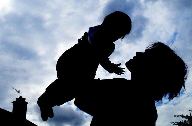 © Reuters. A MOTHER AND CHILD PLAY AT HOME IN LONDON.