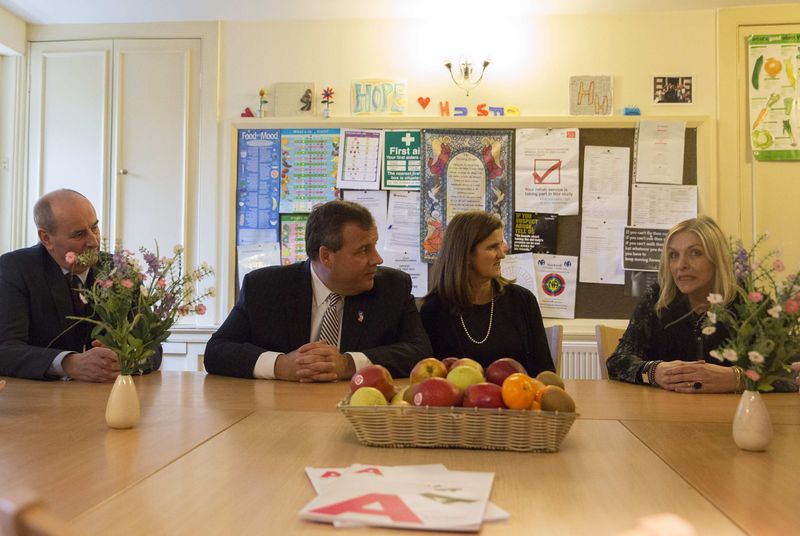 © Reuters. New Jersey Governor Chris Christie and his wife Mary Pat Christie visit the charity Action on Addiction at Hope House in south London