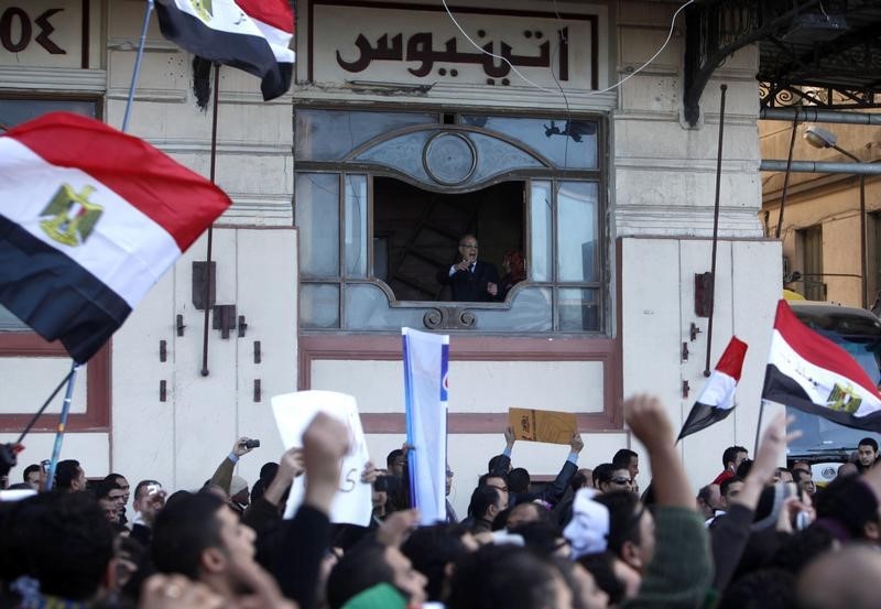 © Reuters. أسماء الشيخ .. الشرق والغرب يجتمعان على (مقهى سيليني) بالاسكندرية
