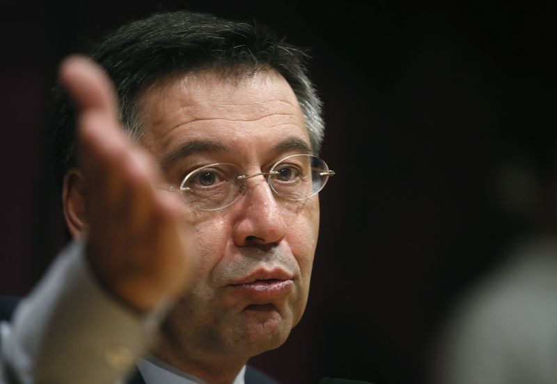 © Reuters. Barcelona's President Josep Maria Bartomeu attends a news conference at Camp Nou stadium in Barcelona