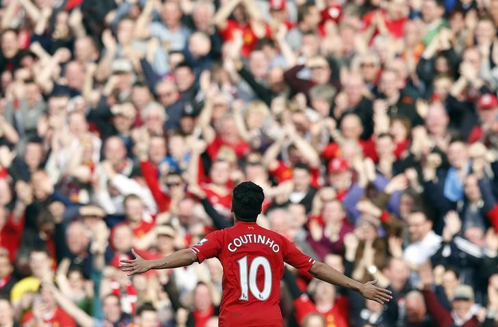 © Reuters. Coutinho comemora gol do Liverpool contra o Tottenham Hotspur