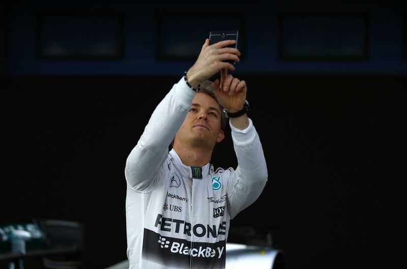 © Reuters. Piloto da Mercedes Nico Rosberg tira uma selfie perto do próximo carro da Mercedes, em Jerez, no sul da Espanha