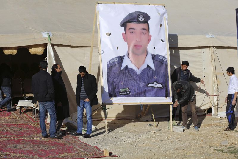 © Reuters. L'EI DIT AVOIR BRÛLÉ VIF LE PILOTE JORDANIEN RETENU EN OTAGE