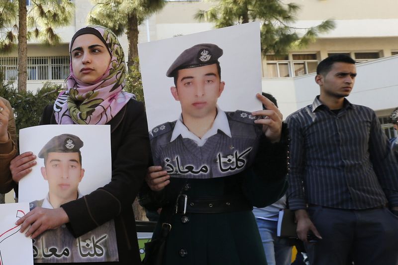 © Reuters. El Estado Islámico publica fotos del piloto jordano aparentemente quemándose vivo