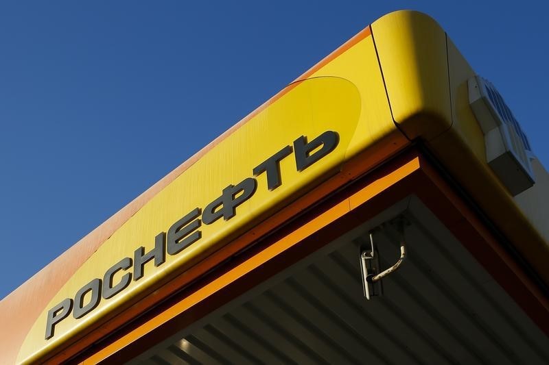 © Reuters. Logo of Russia's top crude producer Rosneft is seen on a gasoline station in Moscow