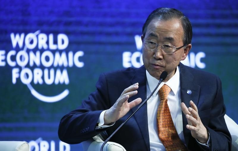 © Reuters. Ban, Secretary-General of the U.N., gestures during the session 'Tackling Climate, Development and Growth' in the Swiss mountain resort of Davos