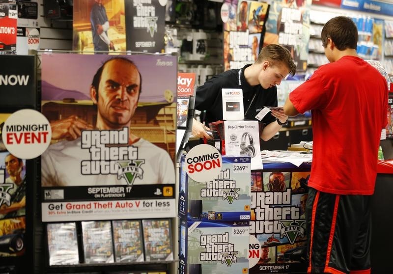 © Reuters. Game enthusiasts purchase the latest release of "Grand Theft Auto Five" after the game went on sale at the Game Stop store in Encinitas, California