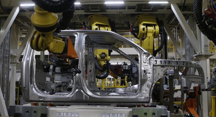 © Reuters. The aluminium cab of an all-new Ford 2015 F-150 pickup truck is seen on the new robot assembly line at the Ford Rouge Center in Dearborn