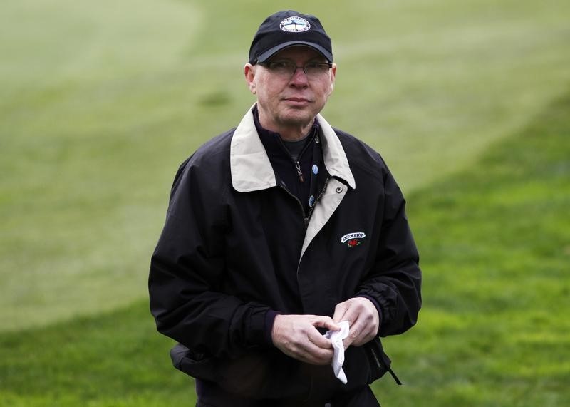 © Reuters. J.M. Smucker CEO Smucker walks off the sixth green during the second round of the Pebble Beach National Pro-Am golf tournament in Pebble Beach