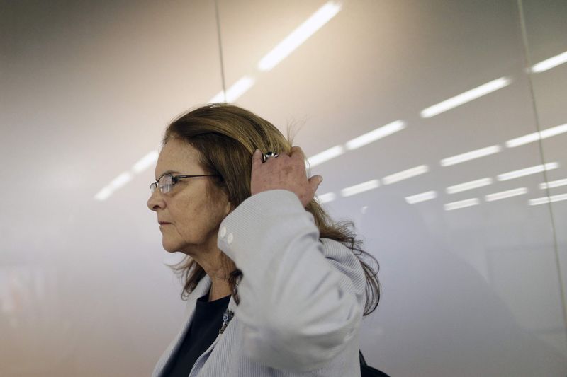 © Reuters. Presidente-executiva da Petrobras, Graça Foster, chega a aeroporto de Brasília após encontro com a presidente Dilma Rousseff