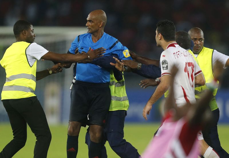 © Reuters. ايقاف حكم مباراة تونس وغينيا الاستوائية ستة أشهر