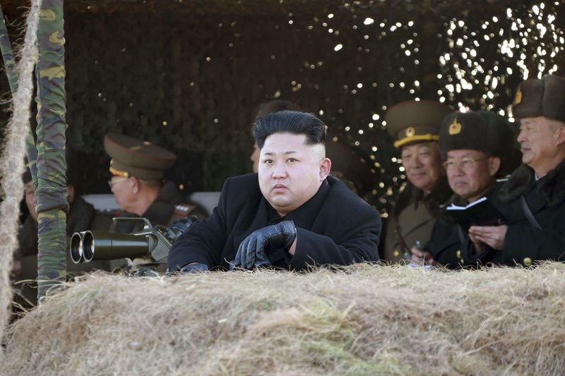 © Reuters. North Korean leader Kim Jong Un watches a drill by the Korean People's Army for hitting enemy naval target at undisclosed location