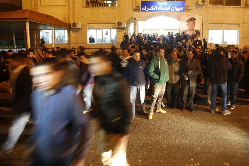 © Reuters. Protesters gather in front of Islamic State captive Jordanian pilot Mouath al-Kasaesbeh's clan headquarters in Amman, after the release of a video purportedly showing the pilot being burnt alive