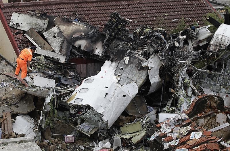 © Reuters. تلفزيون: مقتل تسعة في تحطم طائرة تايوانية وسقوطها في نهر