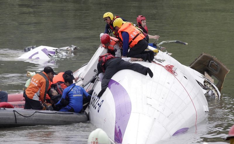 © Reuters. Hasta 11 muertos al estrellarse un avión de TransAsia en un río de Taiwán