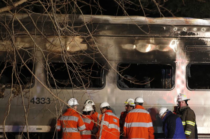 © Reuters. Siete muertos al chocar un tren de cercanías con un coche en Nueva York