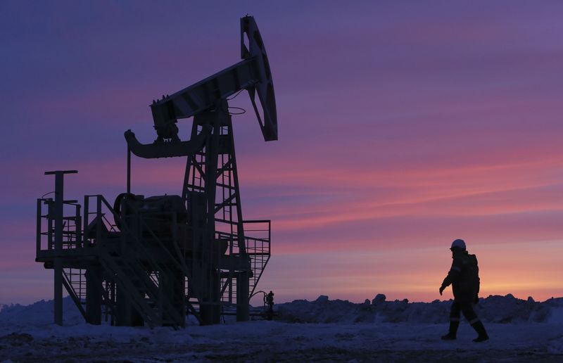 © Reuters. Станок-качалка на нефтяном месторождении Башнефти близ села Николо-Березовка в Башкирии