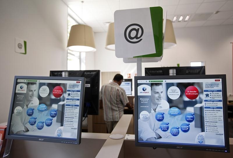 © Reuters. A job seeker uses a computer while he visits a National Agency for Employment in Nice