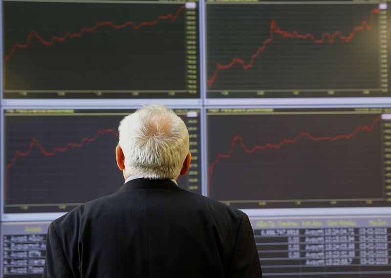 © Reuters. A man looks at a monitor showing the general index inside the Athens Stock Exchange