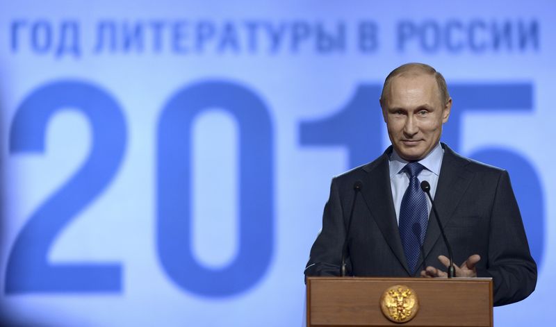 © Reuters. Russia's President Putin speaks at the gala concert marking the opening of the Year of Literature in Russia at the Chekhov Moscow Art Theatre