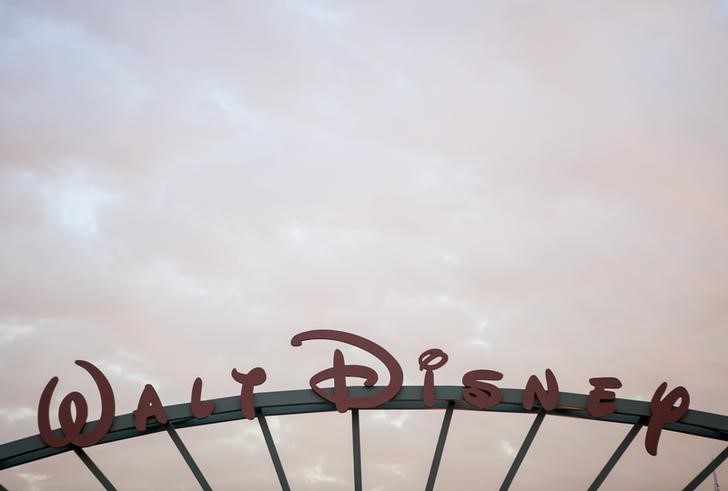 © Reuters. Логотип Walt Disney на здании штаб-квартиры компании в Бербанке 