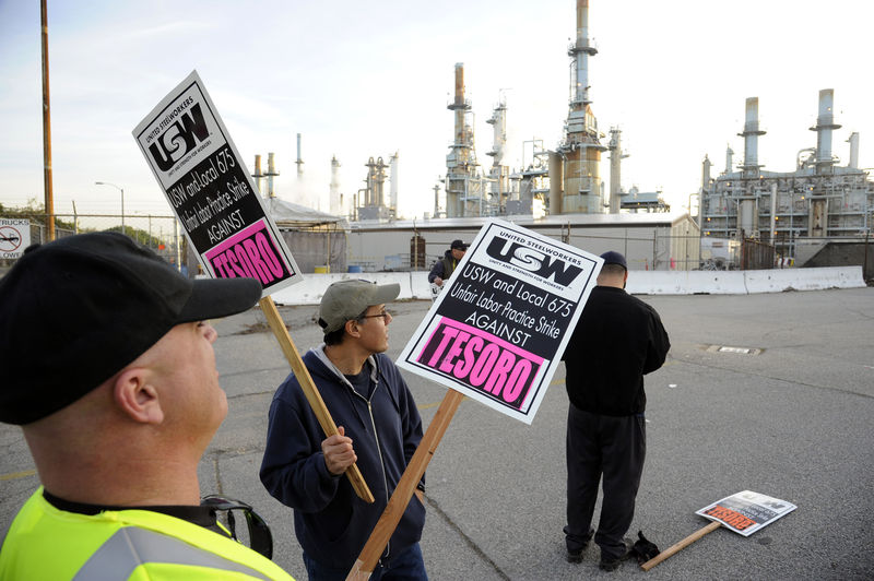 © Reuters. Members of the United Steel Workers union picket the Tesoro refinery in Carson, California