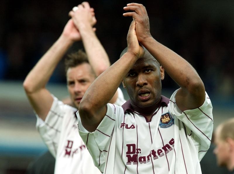 © Reuters. WEST HAM'S FERDINAND AND HUTCHINSON APPLAUD THE FANS AFTER THEIR
ENGLISH PREMIER LEAGUE MATCH AT ST. ANDREW'S.