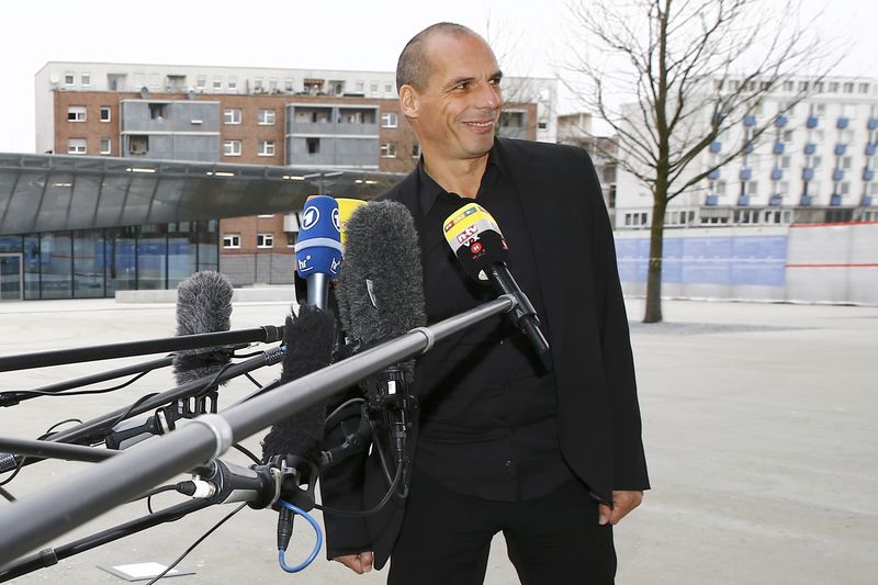 © Reuters. Greek Finance Minister Varoufakis speaks to media outside European Central Bank in Frankfurt 