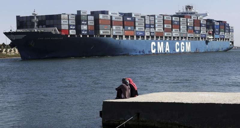© Reuters. مصر تثبت رسوم عبور السفن في قناة السويس في 2015