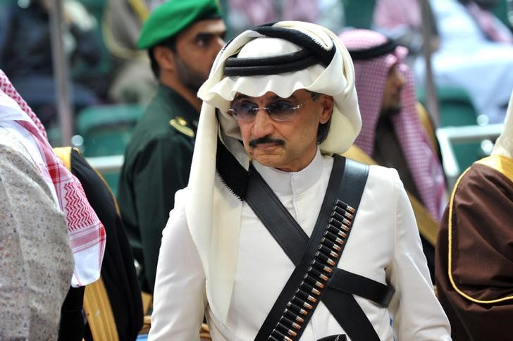 © Reuters. Owner of Saudi Arabia's Kingdom Holding, billionaire Prince Alwaleed bin Talal attends the traditional Saudi dance known as 'Arda', which was performed during Janadriya culture festival at Der'iya in Riyadh