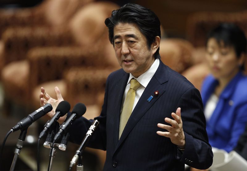 © Reuters. Premiê japonês, Shinzo Abe, em discurso no parlamento, em Tóquio