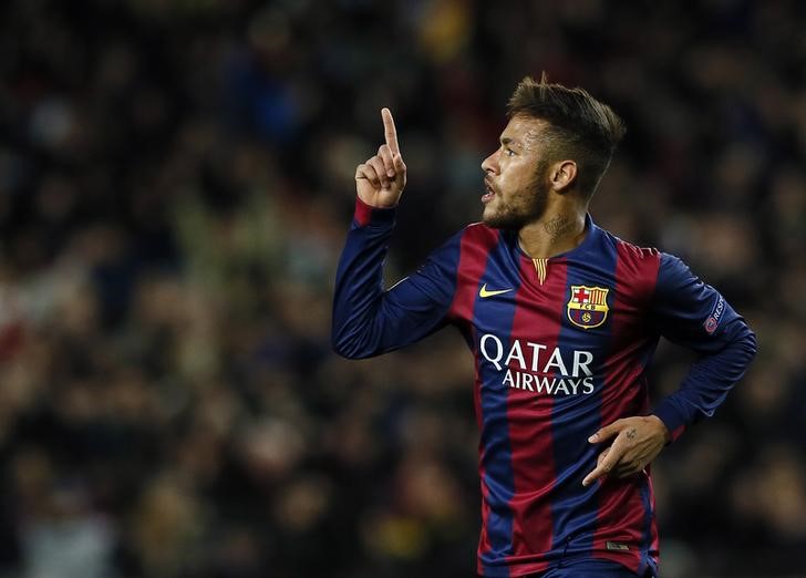 © Reuters. Neymar celebrando gol contra o Paris St Germain, no estádio Camp Nou