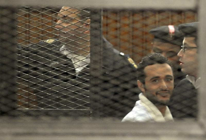 © Reuters. مصادر قضائية: السجن المؤبد للناشط المصري أحمد دومة