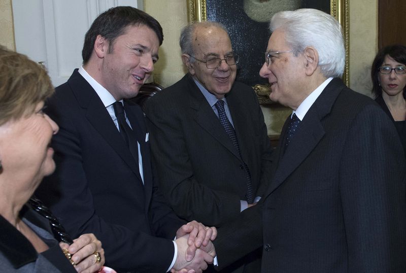 © Reuters. Il presidente della Repubblica Sergio Mattarella stringe la mano al premier Matteo Renzi