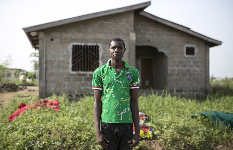 © Reuters. Sobreviente do Ebola Alimamy Kanu posa para fotos em Freetown, Serra Leoa